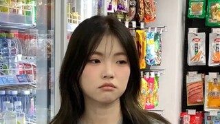 天生的局外人，共情又冷漠，乐观又悲观