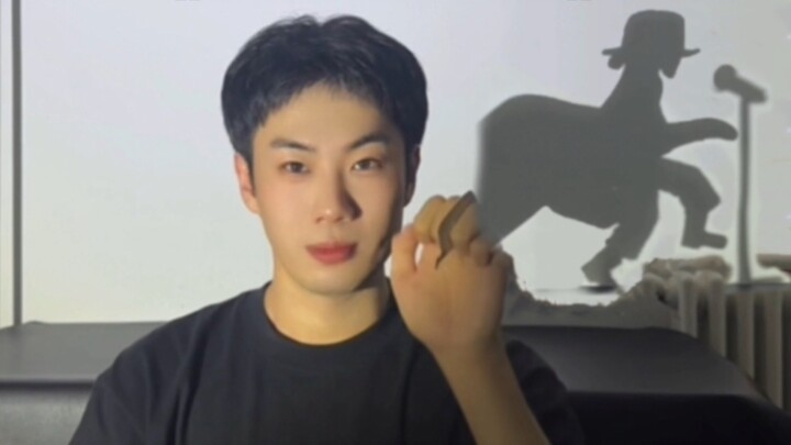 Saya menggunakan bayangan untuk meniru gerakan moonwalk Michael Jackson | Wayang kulit Jinyi
