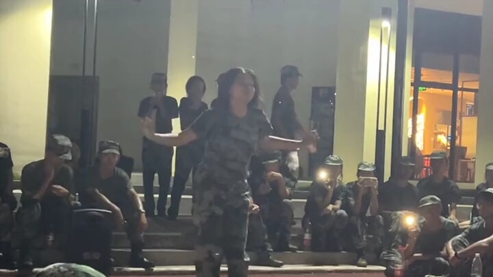 นักศึกษาปีหนึ่งฝึกทหารเต้นเพลง Wannabe ทำเอาทุกคนฮือฮาไปทั้งสนาม!!!!