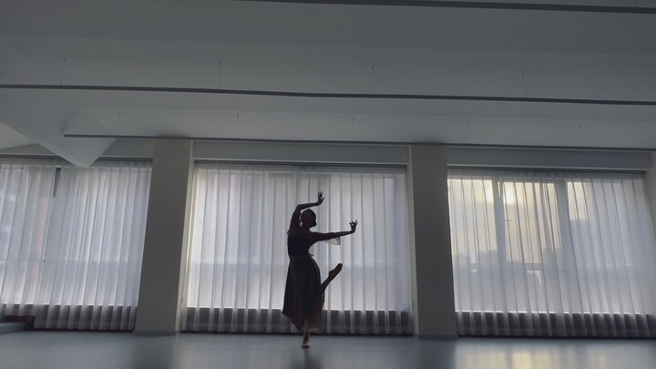 Biết chăng, biết chăng, chắc là lá xanh tươi tốt, hoa đỏ phai nhạt.