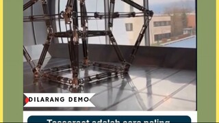 Tesseract, atau hiperkubus empat dimensi, adalah konsep matematika yang menggambarkan perluasan kubu