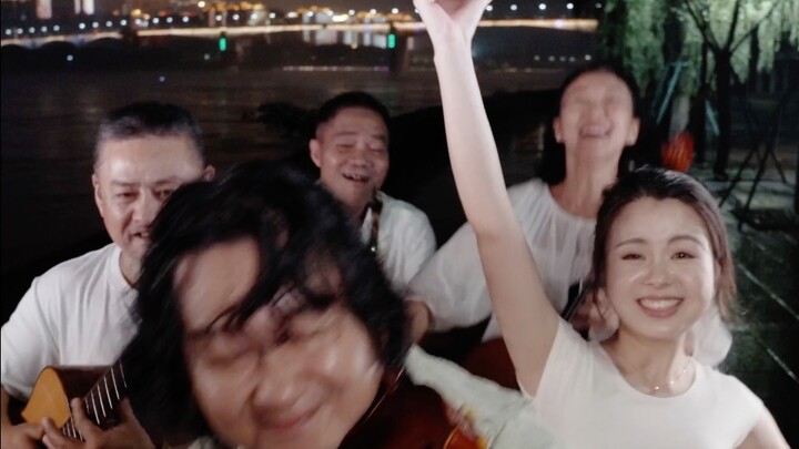 Getting drenched in the rain and walking together is so city! Let’s have some fun!