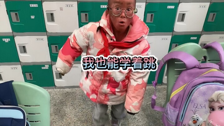 พวกคุณทุกคนบอกว่าฉันเต้นไม่เป็น ฉันเลยจะแสดงวิธีเต้นให้ดู