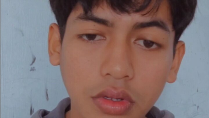 di balik orang cengengesan