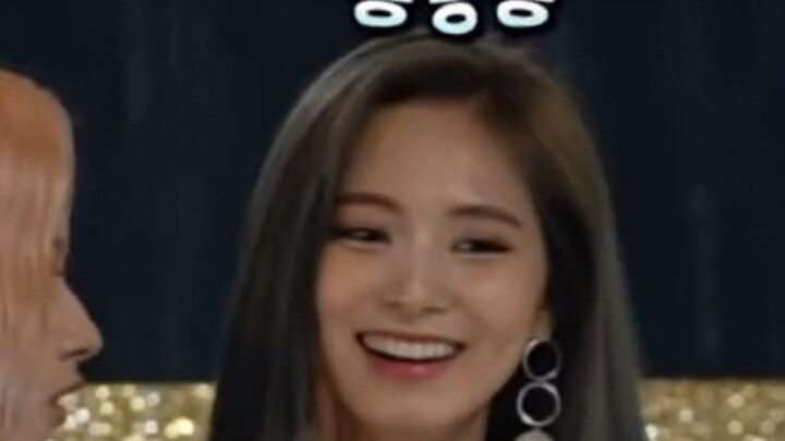 Ziyu: Membalas dengan senyum canggung namun tetap sopan.