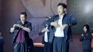 أريد الاستماع إلى هذه الموسيقى الخلفية. ها هي. الفيديو ليس طويلاً. اكتفِ به! "وانغ دونغتشنغ" من فرقة