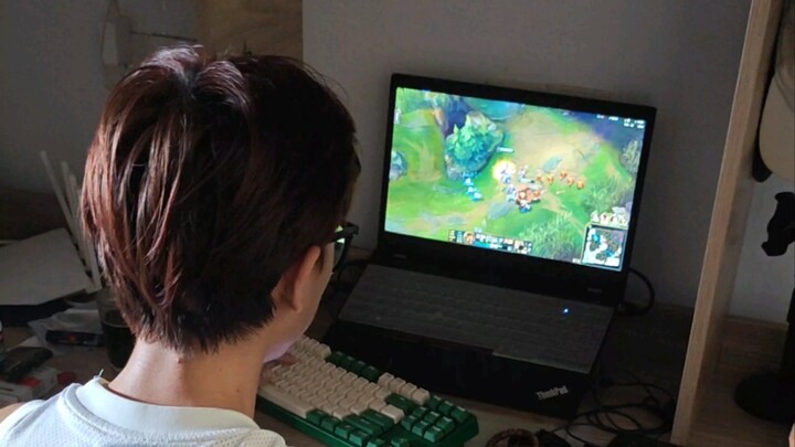 Lén mang đi chiếc máy tính của người gác nhà