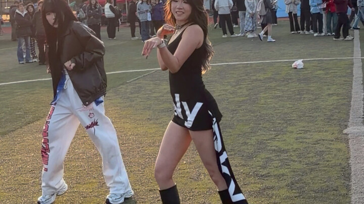 当只有你一个人在大学里的随机舞蹈跳的是原版短裙