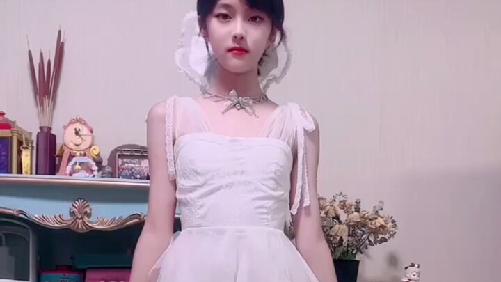 فتاة صغيرة ترقص