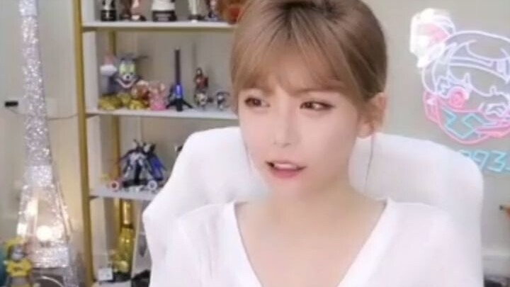 【Zhou Shuyi】Sis Zhou Cracks Up Watching Her Own Meme Video “Dare to S Me, Horse”