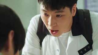 Generasi kedua yang kaya menindas siswa berprestasi, tetapi mereka juga orang yang kejam."