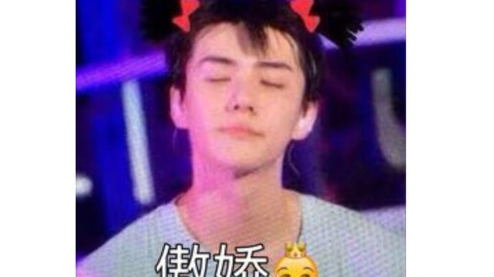 [EXO] Wu Sehun casually threw Chanyeol's phone away on the stage, and Chanyeol looked helpless, haha