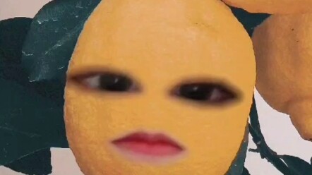 «فيديو تقبيلي لصديقتِي المقرّبة شاهدته أمي»