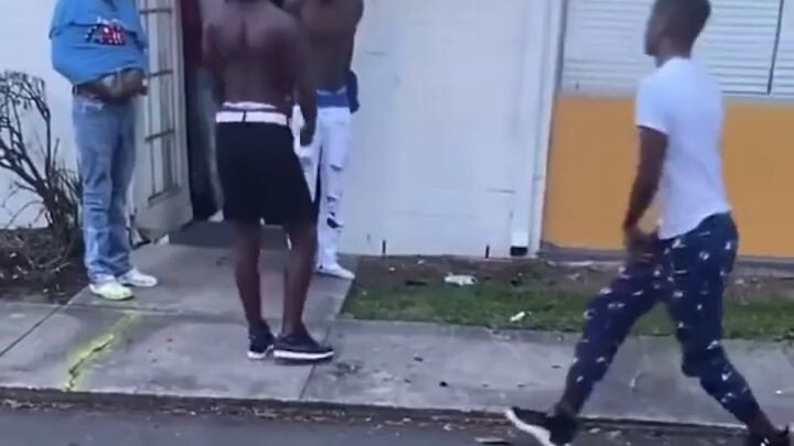2 girls 1 man fight