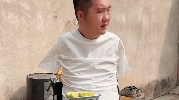 Kakiku pernah mengalami kecelakaan lalu lintas, kini meniskusku meradang sehingga aku tidak bisa ber