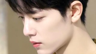 النجمة الأولى في الوسط الفني الصيني بجمالها العذري والجذاب، نور القمر الأبيض العتيق الذي لا يُضاهى ف