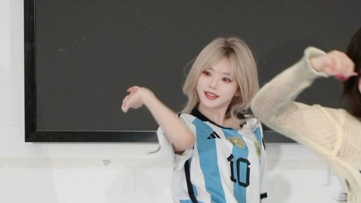 Chị khóa trên mặc áo đấu cổ vũ cho Argentina đây
