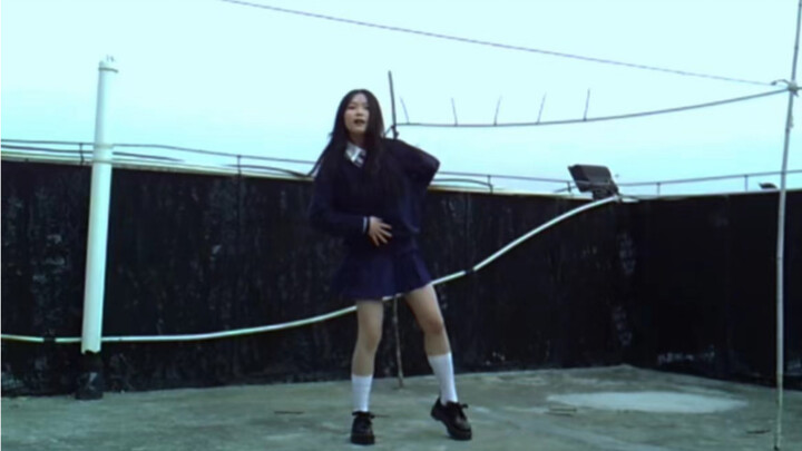 "Ditto" diedit dari lebih dari 100 klip video
