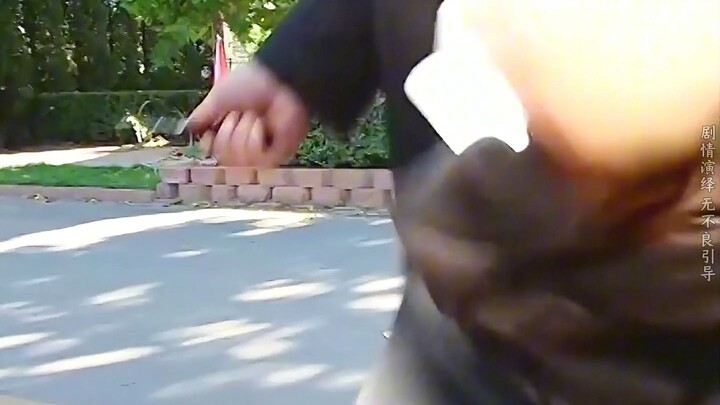 Chỉ vì bảo vệ cổng mở cửa chậm một chút, thư ký của bí thư đã ra lệnh cho tài xế đánh bảo vệ!