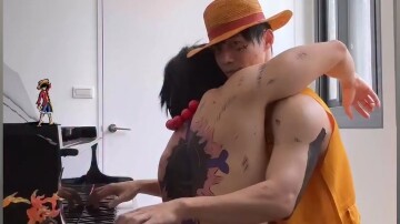 หนุ่มหล่อหุ่นล่ำเล่นเปียโน — หัวข้อวันนี้ “วันพีซ” “ช่วยเอสด้วย”