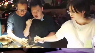 Cô gái nóng bỏng Nhật Bản nhìn anh Xiaowen ăn "Lễ hội trăm côn trùng" và kêu lên: Tôi muốn tất cả!