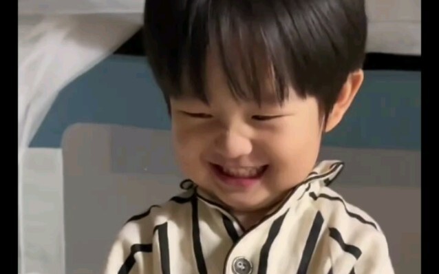 Tiểu Bảo trước giờ ngủ~ sau khi chọc má chị gái~ khuôn mặt nhỏ nhắn đầy mãn nguyện và vui vẻ ấy