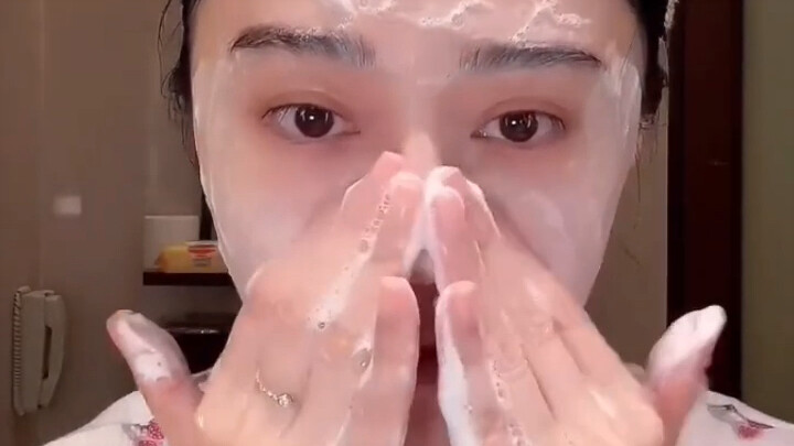 Sister Bingbing teaches you how to wash your face effectively with the right technique—love these li