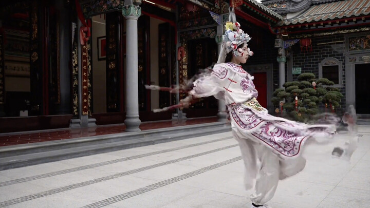 تمتلك مغنيات Yingge من Chaoshan حركات رشيقة وقوية ومنسقة للغاية.