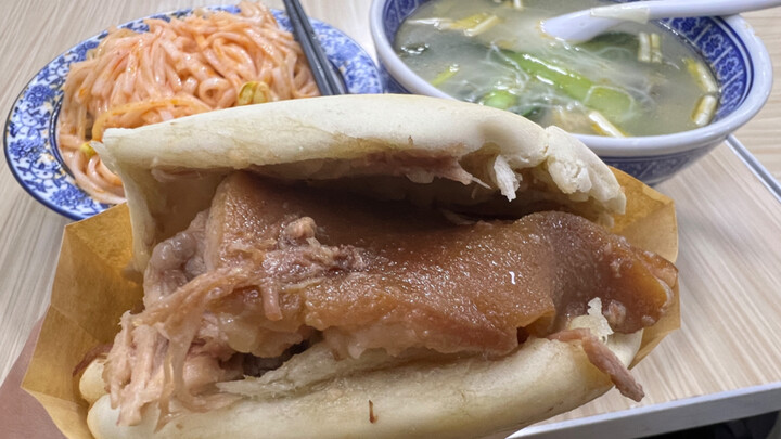 Try the hidden way to enjoy a meat-filled bun at Xi’an’s century-old bun shop!