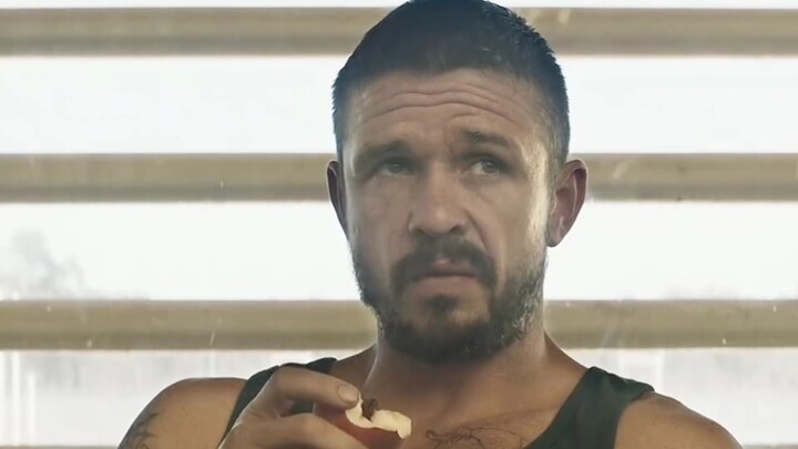 หนุ่มรายหนึ่งถูกจับเข้าคุกและถูกทารุณอย่างโหดร้าย แต่กลับได้พบกับเจ้าพ่อมาเฟียโดยบังเอิญ ทำให้ชีวิตข