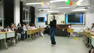 Ini sudah jam 12 untuk pesta dansa Hari Tahun Baru anjing sekolah menengah - Jin Qingxia. (Ini dilak