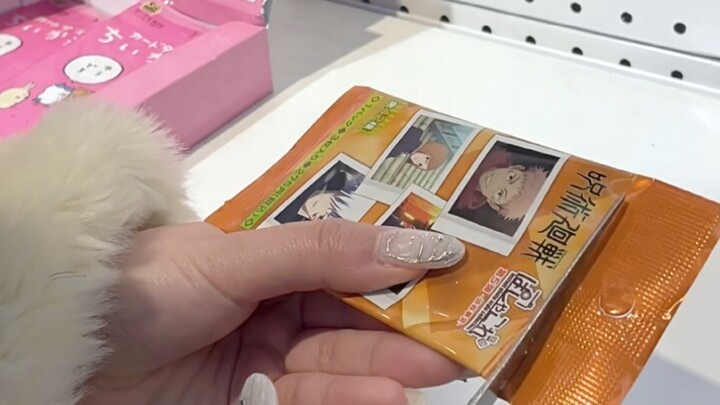 I passed by the Guzi store so I bought a Jujutsu Kaisen Polaroid camera.