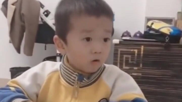 รับรองว่าเขาจะท่องจำหนังสือได้ดีกว่าพ่อของคุณ มีเหตุผลชัดเจน และจะกลายเป็นคนดี! ลูกชายคนนี้น่ารักจัง