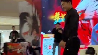 Pertunjukan wasit yang bahagia dan berbeda hari ini, berjejaring sosial, menjadi percaya diri, menol