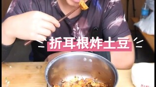 Fried potatoes with sesbania flowers—Brother Monkey, this dish is a total success!