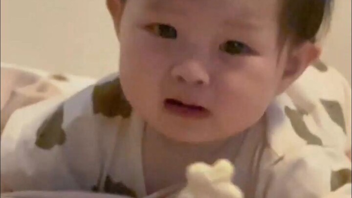 เห็นของกินแล้วเปลี่ยนสีหน้าเร็วกว่าพลิกหน้าหนังสือ แสดงให้เห็นอย่างชัดเจนว่า “ตารอแทบขาด” แปลว่าอะไร