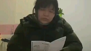 Guo Zi's acting skills exploded, he pretended to sleep while reading the rice cooker manual live