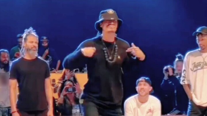 ใครจะอดใจไหวกับการเต้นสุดเพอร์เฟ็กต์ก่อนนอนได้ล่ะ? นอนบนเตียงแล้วทักษะการเต้นของคุณจะพัฒนาขึ้น!