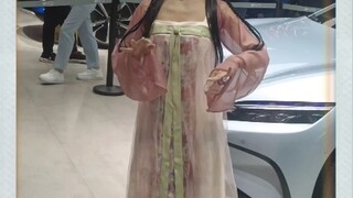The little fairy preparing to dance at the auto show (Xiaodan the little fairy)