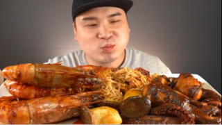 Thánh ăn mukbang ăn tôm cùng bạch tuộc sốt cay cực ngon #amthuc #monngon