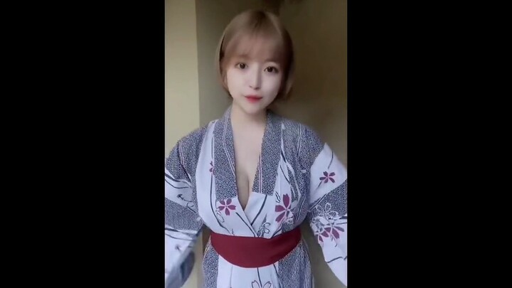 “Kudengar jika sampulnya ditaruh di awal, itu sangat disukai—kaya dan murah hati”