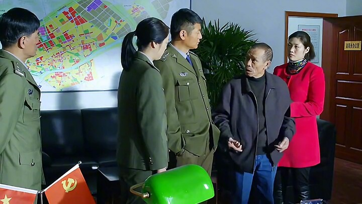 Petugas penegak peraturan kota lupa membawa kartu identitas kerja, lalu terlibat pertengkaran dengan