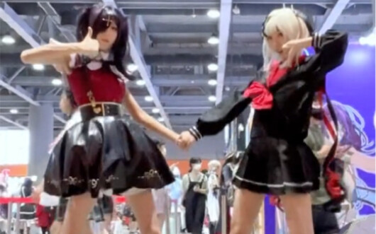 Jauhi Internet! ~[Tangtang x Falling Sky-chan] Kok bisa ada orang yang bentuk tubuhnya sama persis! 