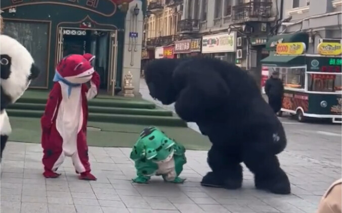 Búp bê ếch nhảy múa, ai ngờ búp bê tinh tinh lại cử động quá mạnh! #BúpBêẾch #GócNhìnNgườiĐiĐường #Q