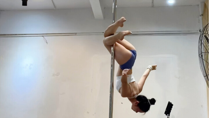 新衣服，新衣服！耶～新的钢管服好喜欢！好想拥有365套钢管服！