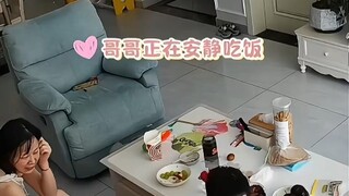 “哥哥：受劳资个如来神掌” 哥哥正在安静吃饭，弟弟突然一脚踢哥哥后背