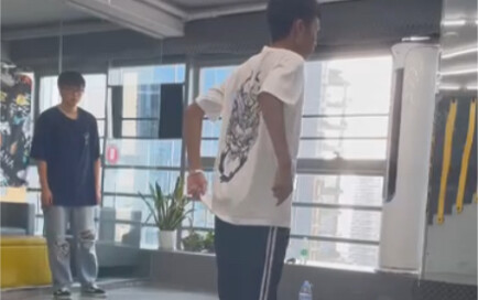 【popping】瘦的人已经在很用力的POP了。。。。