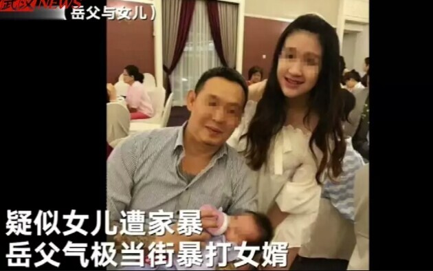 رجل سيء يُشتبه في ضرب زوجته، متجاهلاً ابنته الصغيرة، مما أثار غضب والد الزوجة فضرب صهره في الشارع!