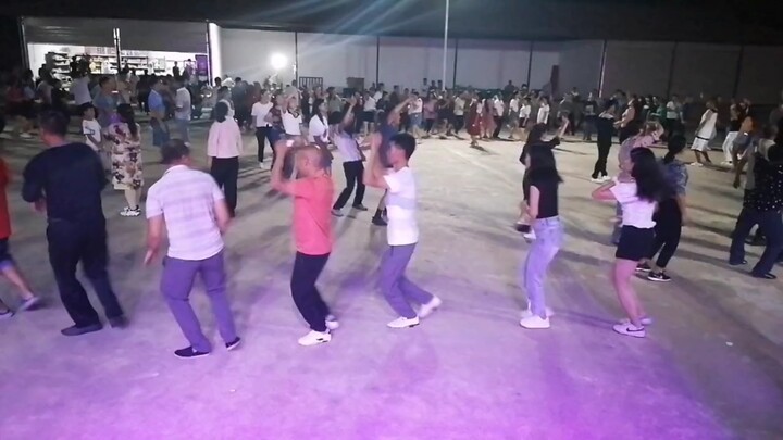 Begitu orang Yunnan naik ke panggung, keseruan pun datang dengan sendirinya!