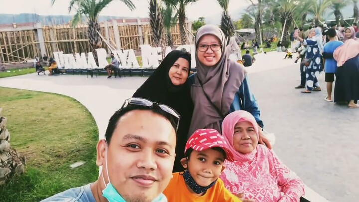 Menikmati Sunset di Utama Raya Beach Situbondo (Libur Lebaran 1443H)